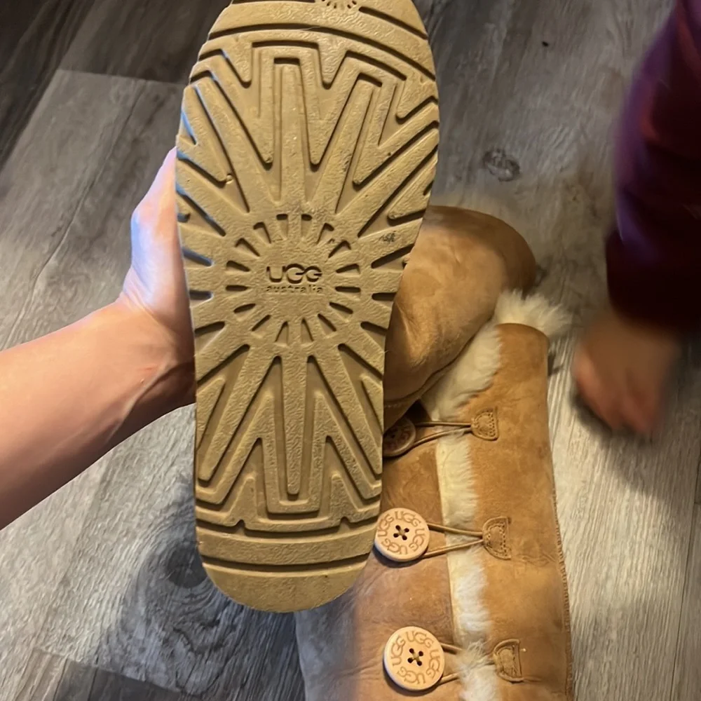 Clean uggs with buttons - Picture 7 of 7